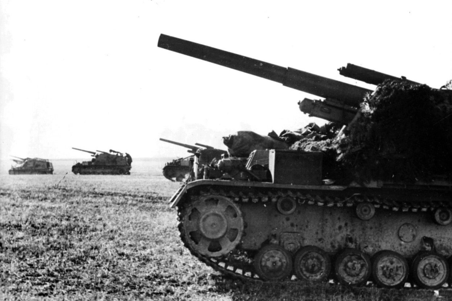 Vermachto savaeigės haubicos „Hummel“ Pietų Rusijoje. 1943 m. vasara.<br>Leidėjų nuotr. 