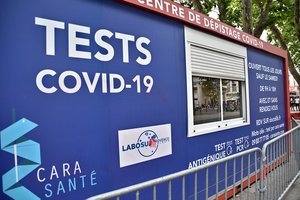 Nauji omikron potipiai temdo europiečių vasaros planus