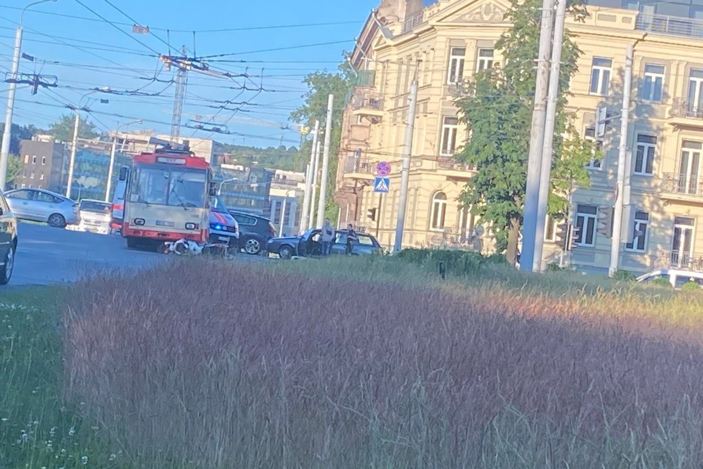  Avarija Vilniaus centre: motociklas atsidūrė po troleibusu, yra nukentėjusių.<br> K.Slobodianikaitės nuotr.