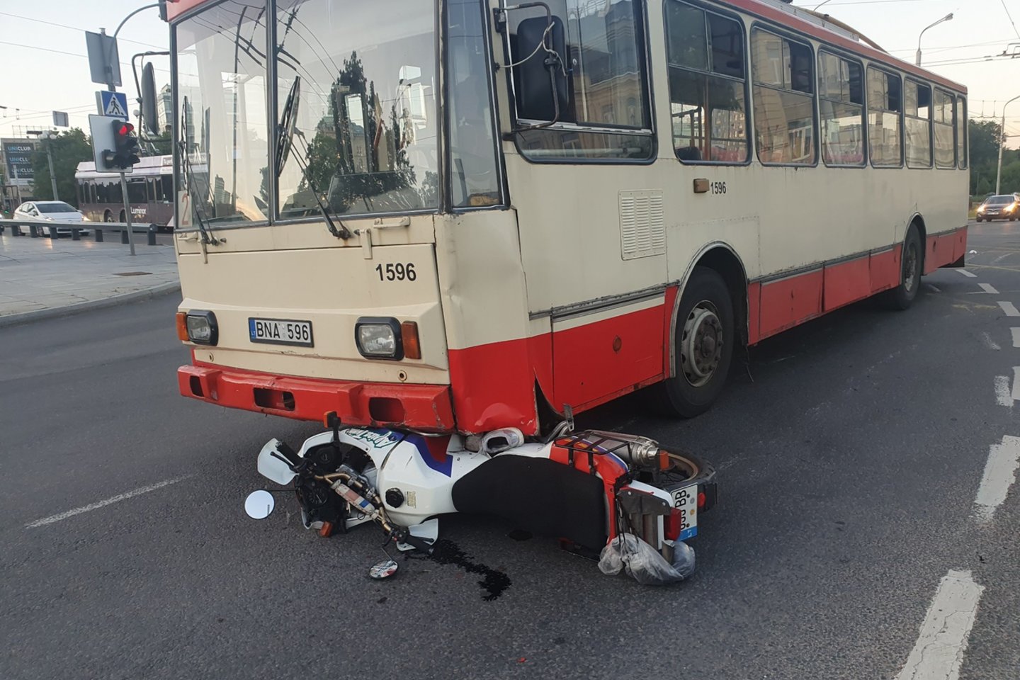  Avarija Vilniaus centre: motociklas atsidūrė po troleibusu, yra nukentėjusių.<br> Įvykio liudininko nuotr.