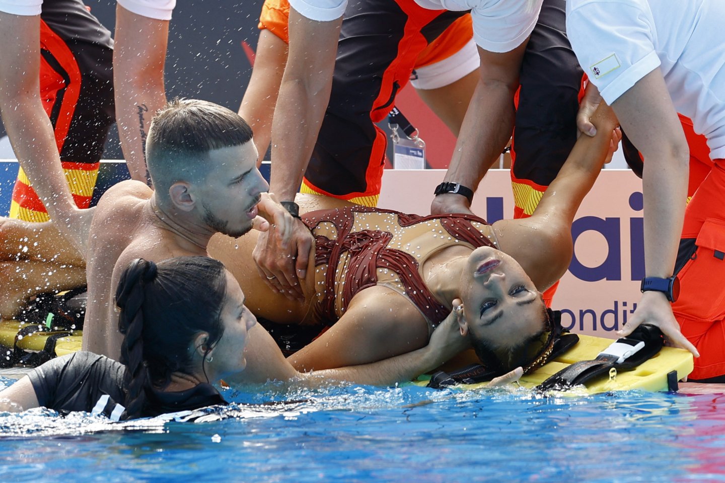  Vengrijoje tęsiasi plaukimo pasaulio čempionatas, kuriame trečiadienį vos neįvyko tragedija. Sinchroninio plaukimo laisvosios programos finale plaukusi amerikietė Anita Alvarez nualpo vandenyje. <br> Reuters/Scanpix nuotr.