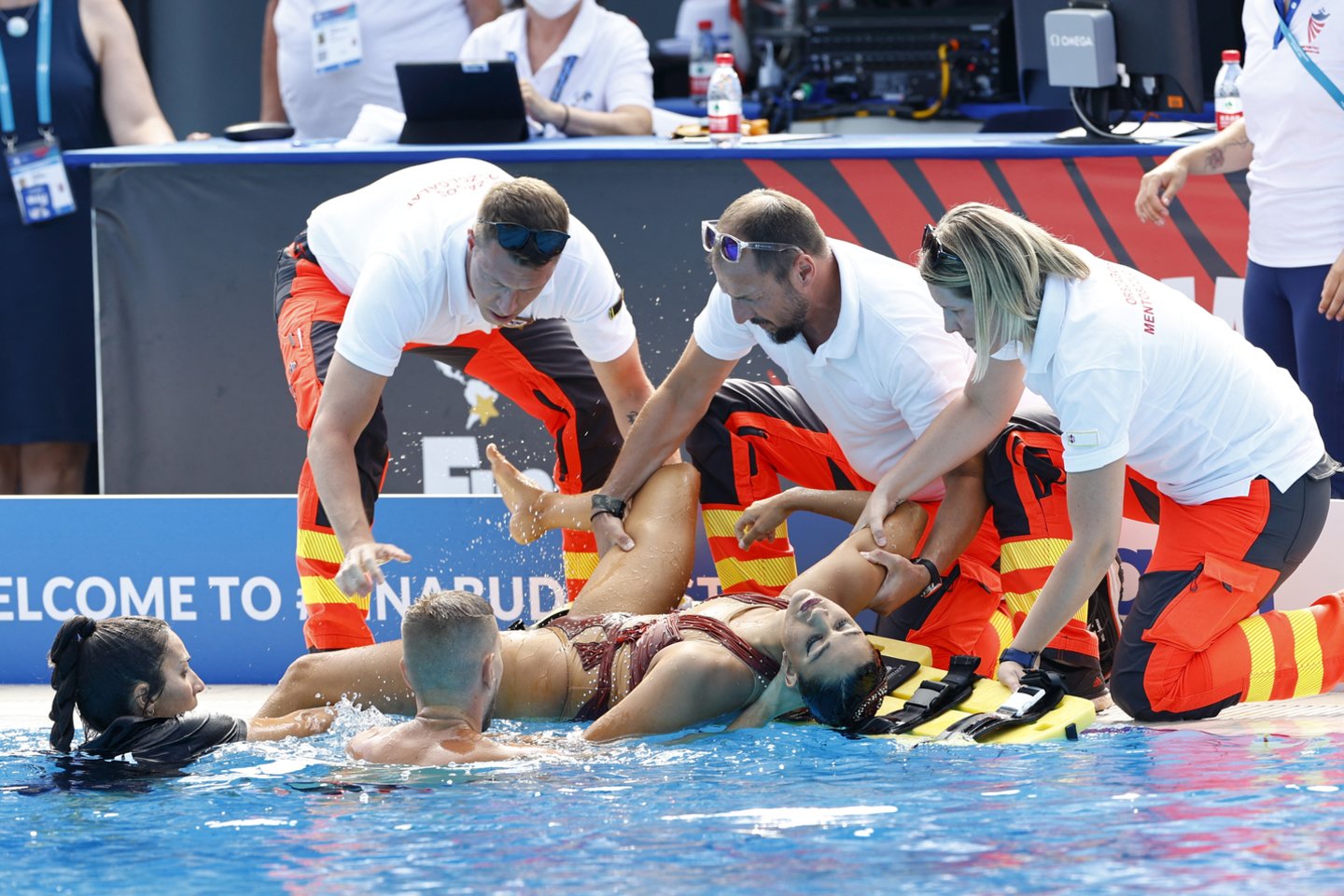  Vengrijoje tęsiasi plaukimo pasaulio čempionatas, kuriame trečiadienį vos neįvyko tragedija. Sinchroninio plaukimo laisvosios programos finale plaukusi amerikietė Anita Alvarez nualpo vandenyje. <br> Reuters/Scanpix nuotr.