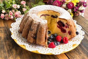 Grietininis keksas su mėlynėmis taps tikra stalo puošmena