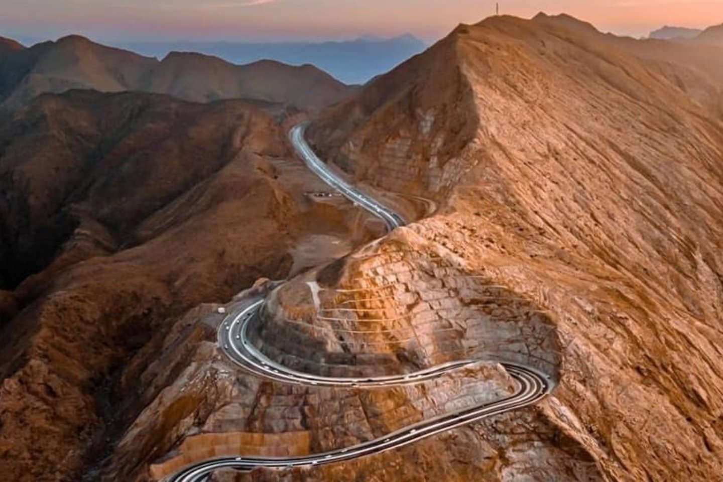 Turistui Omanas – labai kontrastinga šalis: čia esama ir neaprėpiamų dykumų, ir kalnų su įspūdingais tarpekliais, ir laukinių paplūdimių, ir europiečio akiai kiek egzotiškos civilizacijos.