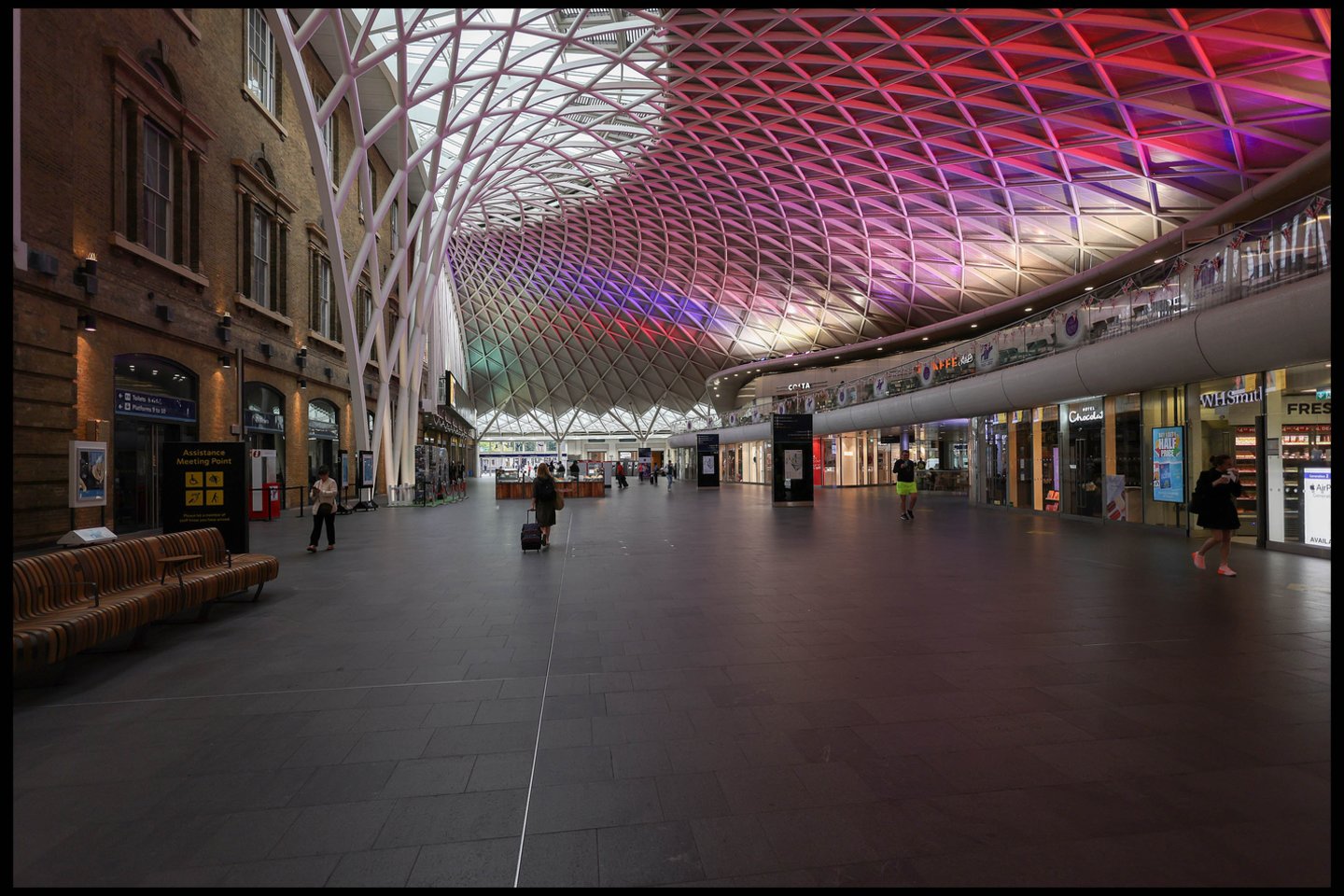 Tuščia Londono King's Crosso stotis per piko valandą antrąją iš trijų planuojamų nacionalinių geležinkelių darbuotojų streiko dėl darbo užmokesčio, sąlygų ir darbo vietų saugumo dieną.<br>ZUMA Press/Scanpix nuotr.