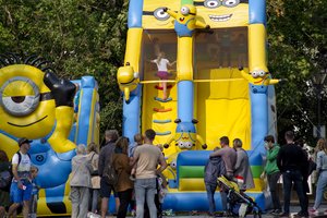 Apstulbo nuo kainų žaidimų aikštelėje: „15 min. – 7 eurai!? Paskaičiuokime, kiek mama ar tėtis uždirba per valandą“