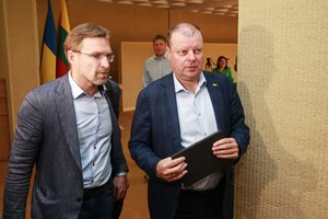 Kilus grėsmei negauti valstybės dotacijos demokratai stabdo įstatymo priėmimą