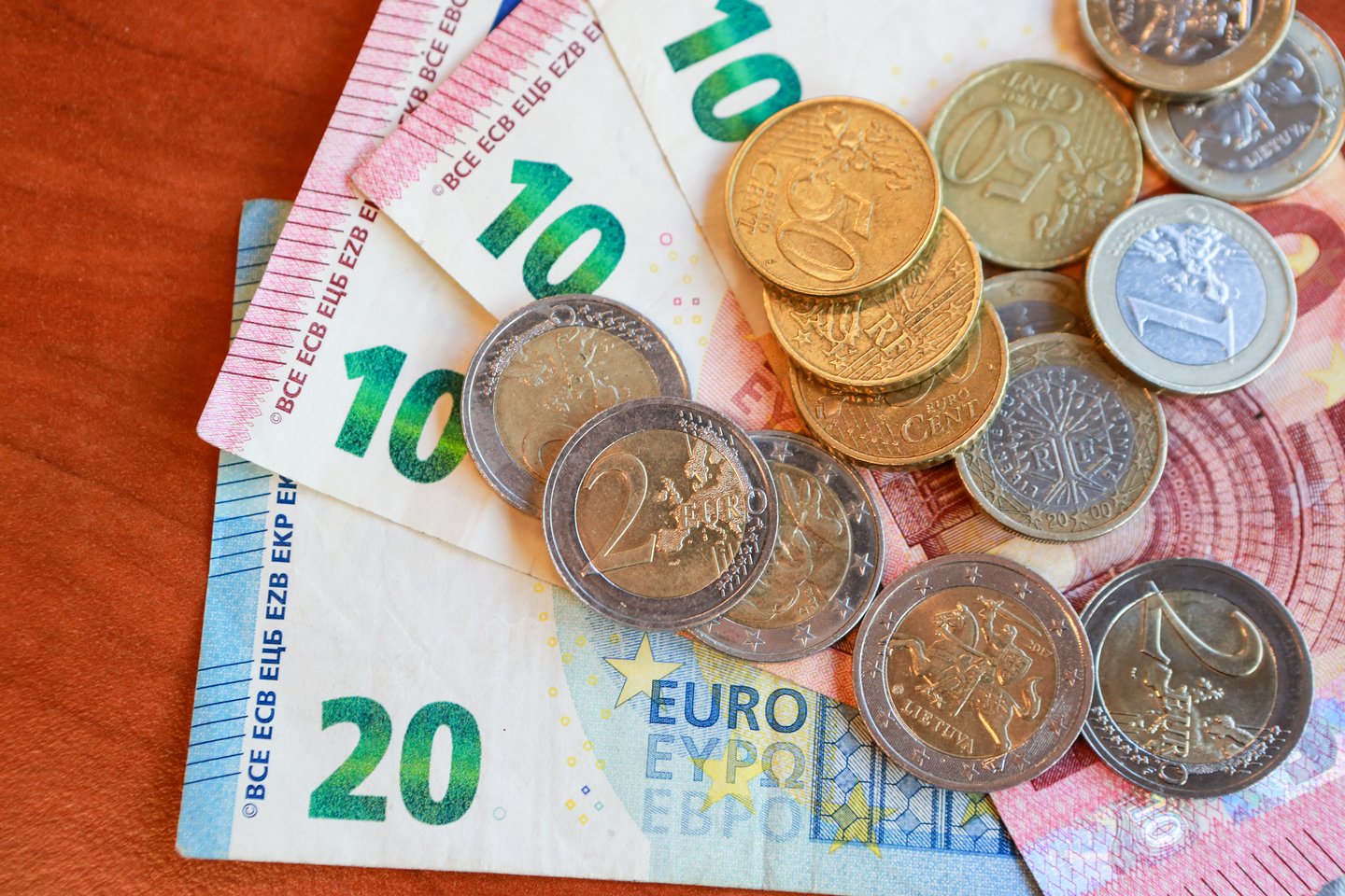 Pagal priimtą įstatymą, tiek įmonėms, tiek gyventojams bus uždrausta atsiskaityti grynųjų pinigų sumomis, viršijančiomis 5 tūkst. eurų.<br>G.Bitvinsko nuotr.