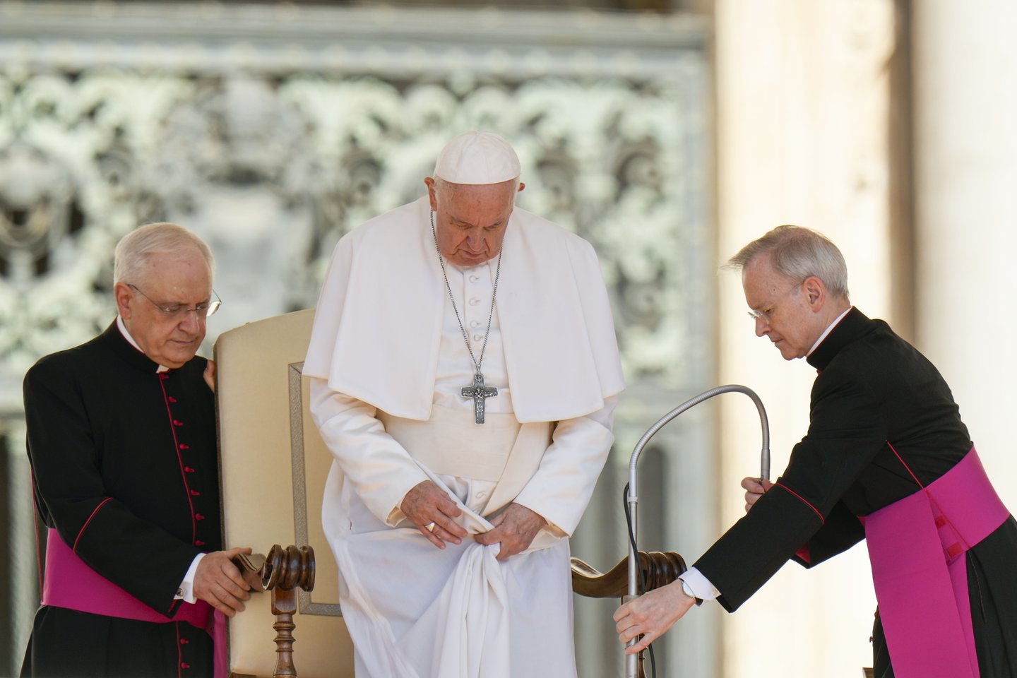 Italijos žiniasklaidoje sklando gandai apie galimą popiežiaus Pranci<br>AP/Scanpix nuotr.