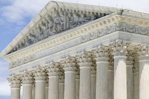 JAV Aukščiausiasis Teismas: amerikiečiai turi teisę nešiotis šaunamuosius ginklus viešumoje