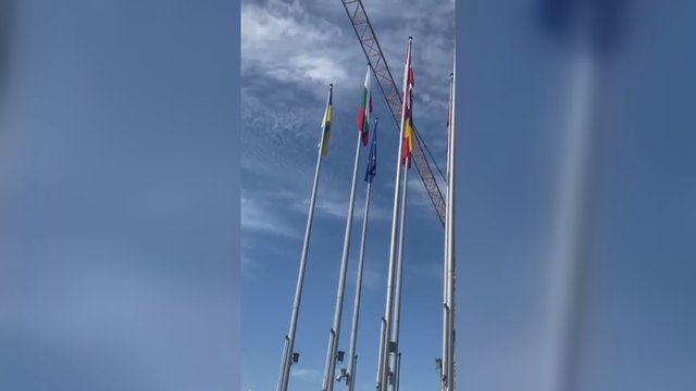 Įvykus istoriniam įvykiui, priešais EP pastatą Briuselyje iškelta Ukrainos dvispalvė
