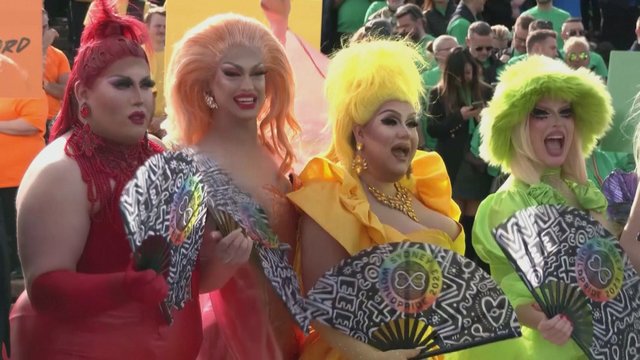 Sidnėjuje paminėtos gėjų ir lesbiečių Užgavėnės: iš žmonių suformavo LGBT simbolį – vėliavą