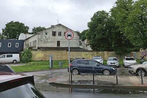 Išvydę kelio ženklą vairuotojai tik pakraipė galvas: prieš akis – stovėjimo aikštelė, bet įvažiuoti draudžiama