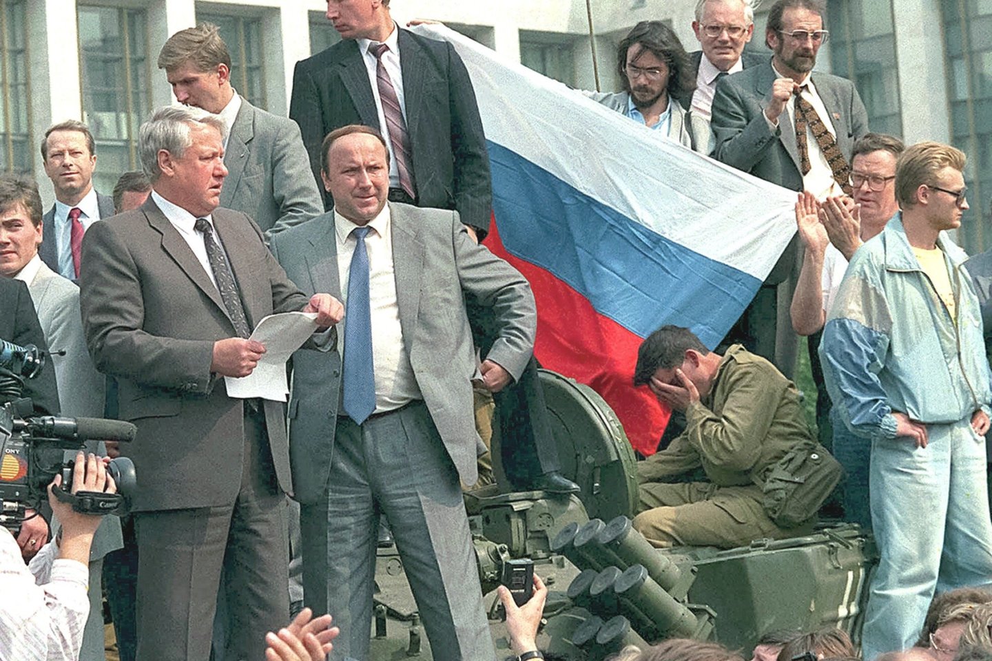 J.Felštinskio teigimu, nuo pat pirmųjų demokratinės revoliucijos Rusijoje dienų tuomečiams lyderiams, pradedant B.Jelcinu (kairėje), už nugaros jau stovėjo aukšti KGB karininkai.<br>„Wikipedia“ nuotr.