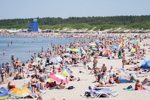 Gintarinė Palanga vėl tampa gumine: pajūrį nugulė šimtai tūkstančių poilsiautojų