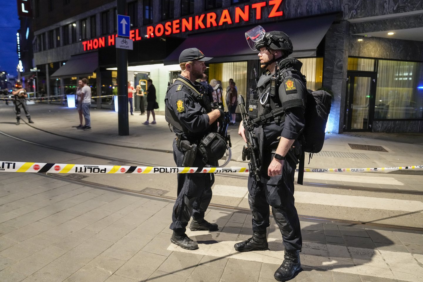 Mažiausiai du žmonės žuvo, o dar 14 buvo sužeisti per šaudynes šeštadienį LGBTQ naktiniame klube Norvegijos sostinėje Osle.<br>AP/Scanpix nuotr.