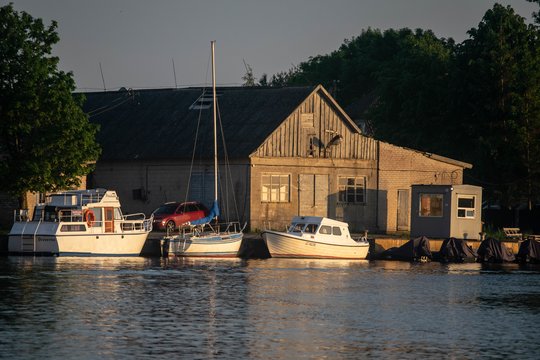 Prisipirkę laivų lietuviai nebeturi, kur jų dėti: uostuose vietos nebėra, tenka gabenti į Lenkiją