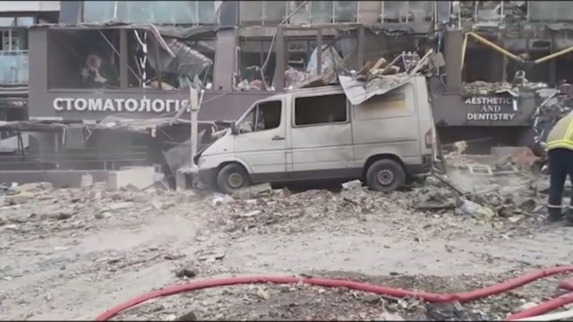 Rusijos raketos pataikė į daugiabutį Kyjive: sužeisti mažiausiai du žmonės, kiti įstrigę griuvėsiuose