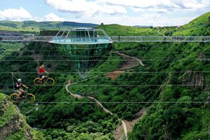 Žadą atimanti turistinė atrakcija Sakartvele: deimanto formos kabantis tiltas neregėto kraštovaizdžio apsuptyje