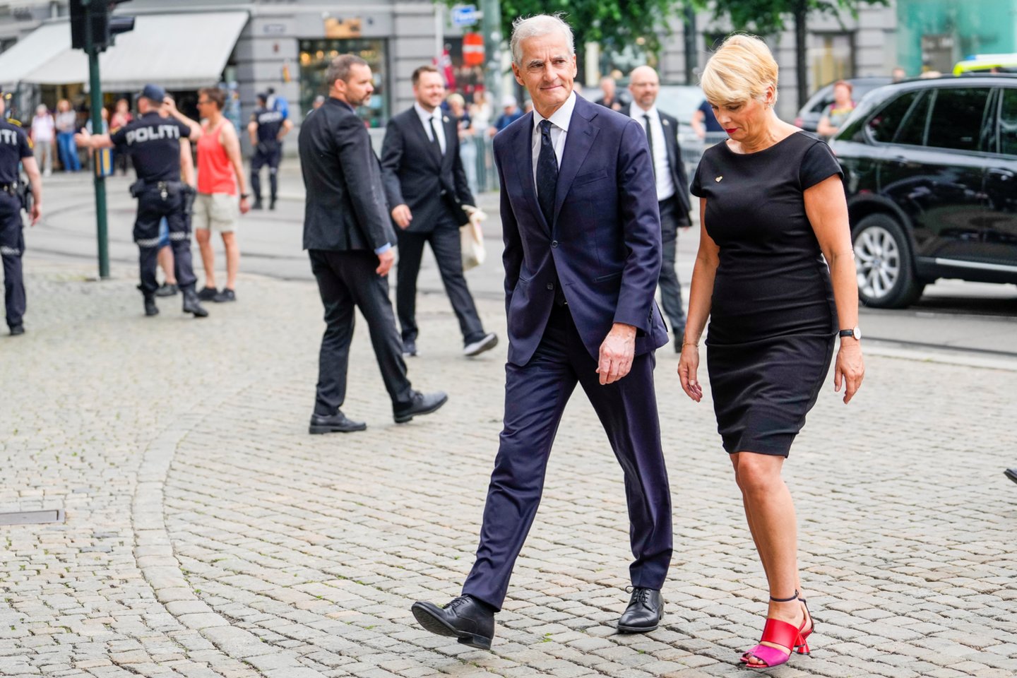 Norvegijos premjeras ir karališkosios šeimos nariai sekmadienį dalyvavo išpuolio Oslo barų rajone aukoms skirtose pamaldose sostinės katedroje.<br>Reuters/Scanpix nuotr.