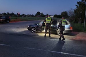 Hibridinė ataka tęsiasi toliau: per pastarąją parą pasienyje su Baltarusija apgręžta 20 migrantų