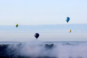 Oro balionas, kuriuo skrido 22 žmonės, greta Vilniaus pakibo ant laidų