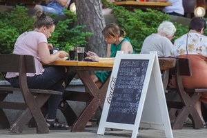 Vienas sektorius nemato galimybių didinti algas: darbuotojai persikvalifikavo, jų nebėra, o ir skolas mokėti reikia