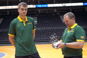 Po saldžios pergalės – įvertinimas: G. Masiulis gavo apdovanojimą iš K. Maksvyčio rankų