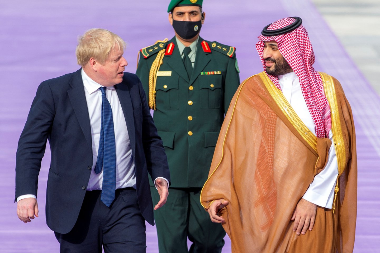 Saudo Arabijos kronprincas Mohammedas bin Salmanas priėmė Jungtinės Karalystės ministrą pirmininką Borisą Johnson.<br>Reuters/Scanpix nuotr.