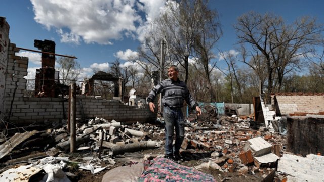 Šiurpūs vaizdai okupuotame Mariupolyje: po griuvėsiais rasta daugiau nei 100 žmonių kūnų