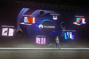 „Huawei“ pristatė vasaros derlių: išlankstomą telefoną, planšetę su elektroniniu rašalu ir dar penkis kitus produktus