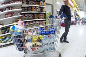 Pabrangus prekėms ir paslaugoms, lietuviai vėl traukia į Lenkiją: ten vis dar pigiau, o išleidžiamos sumos tik auga