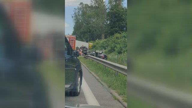 Vilniaus r. girta „Opel“ vairuotoja atsitrenkė į medį: pasišalinusią iš įvykio vietos greitai susekė policija