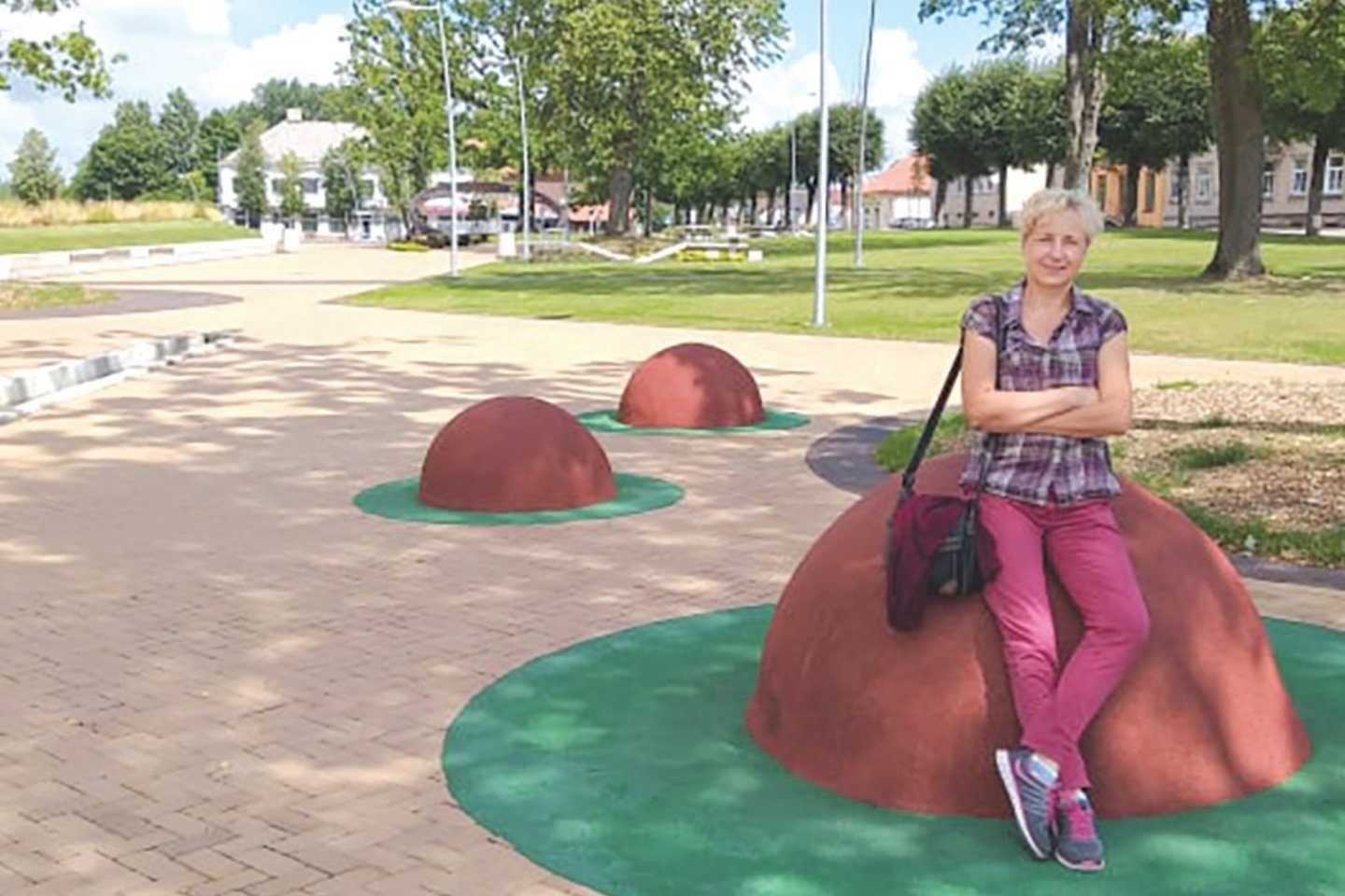 Beveik trečdalis amžiaus – jau tiek laiko pedagoginį darbą dirba mylima ir gerbiama Krakių Mikalojaus Katkaus gimnazijos matematikos mokytoja Asta Cironkienė. <br> Asmeninio archyvo/rinkosaikste.lt nuotr.