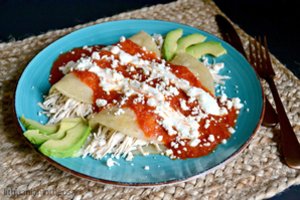 Tortilijos su vištiena, naminiu pomidorų padažu ir sūriu: norėsis dar ir dar