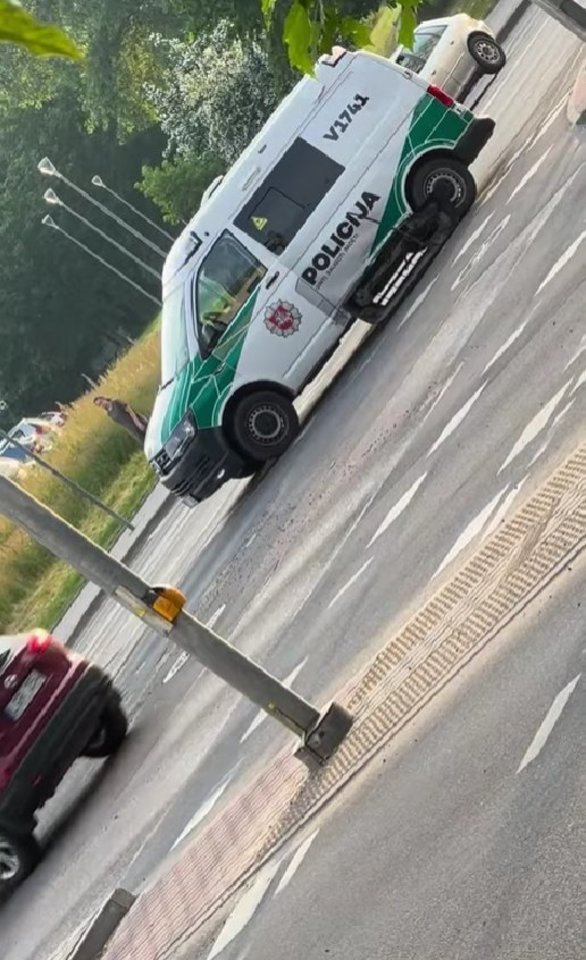  Vilniuje apdaužytas policijos autobusiukas, į sankryžą įskriejęs degant raudonam signalui.<br> Stop kadras iš vaizdo medžiagos