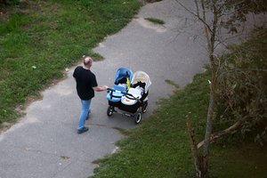 Svarbios žinios tėvams: Seimas pakeitė vaikų priežiūros išmokų tvarką – įsigalios nuo kitų metų 