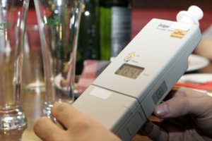 Dauguma lietuvių tarsi stručiai: mato neblaivų žmogų, bet nieko nedaro