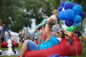Prasidėjusi vaikų globos savaitė primena: per tūkstantis paauglių laukia namų
