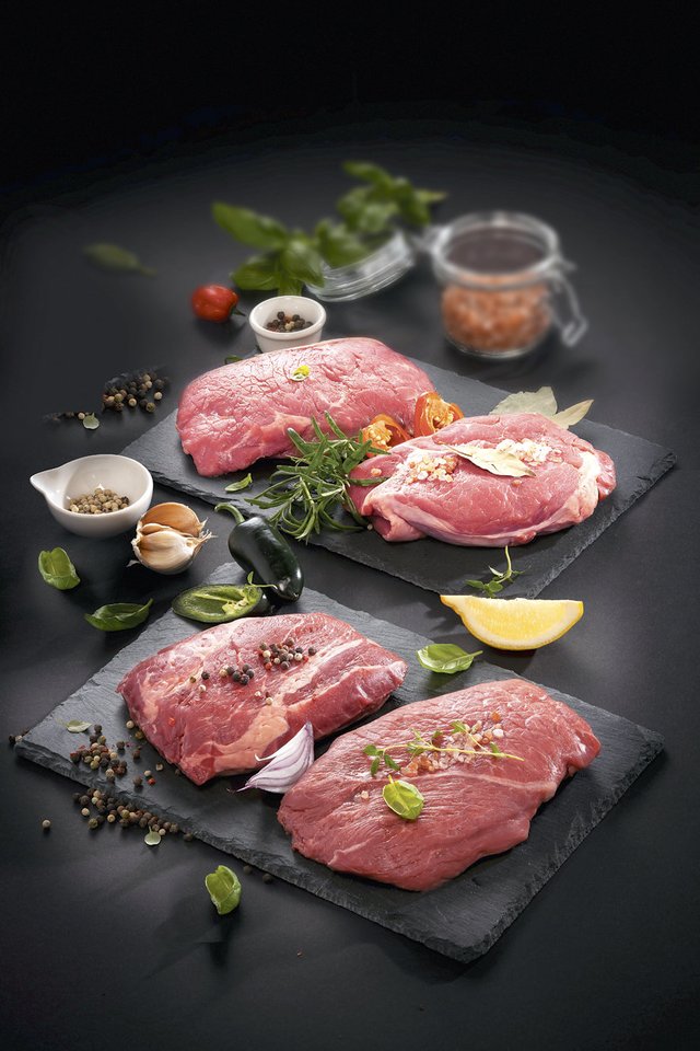 Iškepusiai mėsai reikia leisti kelias minutes pailsėti, kad kepsnyje tolygiai pasiskirstytų mėsos sultys.