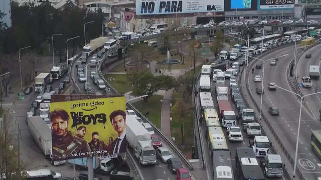 Argentinoje tęsiasi sunkvežimių vairuotojų protestas: paralyžuotas eismas trukdo patekti į svarbius objektus