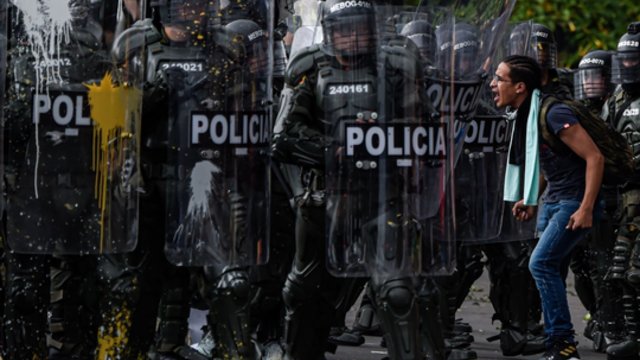 Kolumbijoje kalinių artimieji susirėmė su policija: liejo įtūžį dėl žuvusiųjų per riaušes