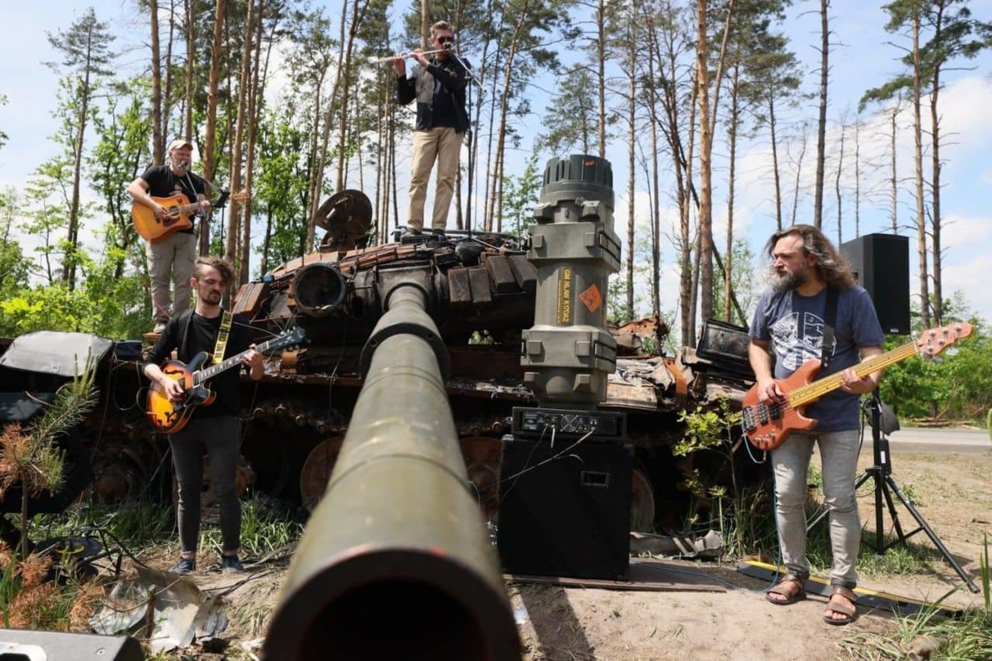 Šiuo metu Lietuvoje koncertuojant ukrainiečių grupė "Ocheretyany kit" visas surinktas lėšas skiria savo šalies kariuomenei, kovojančiai su nuožmiu priešu (nuotr. koncerto akimirka viename "karštų" taškų Ukrainoje).  <br> Nuotr. iš asmeninio archyvo.