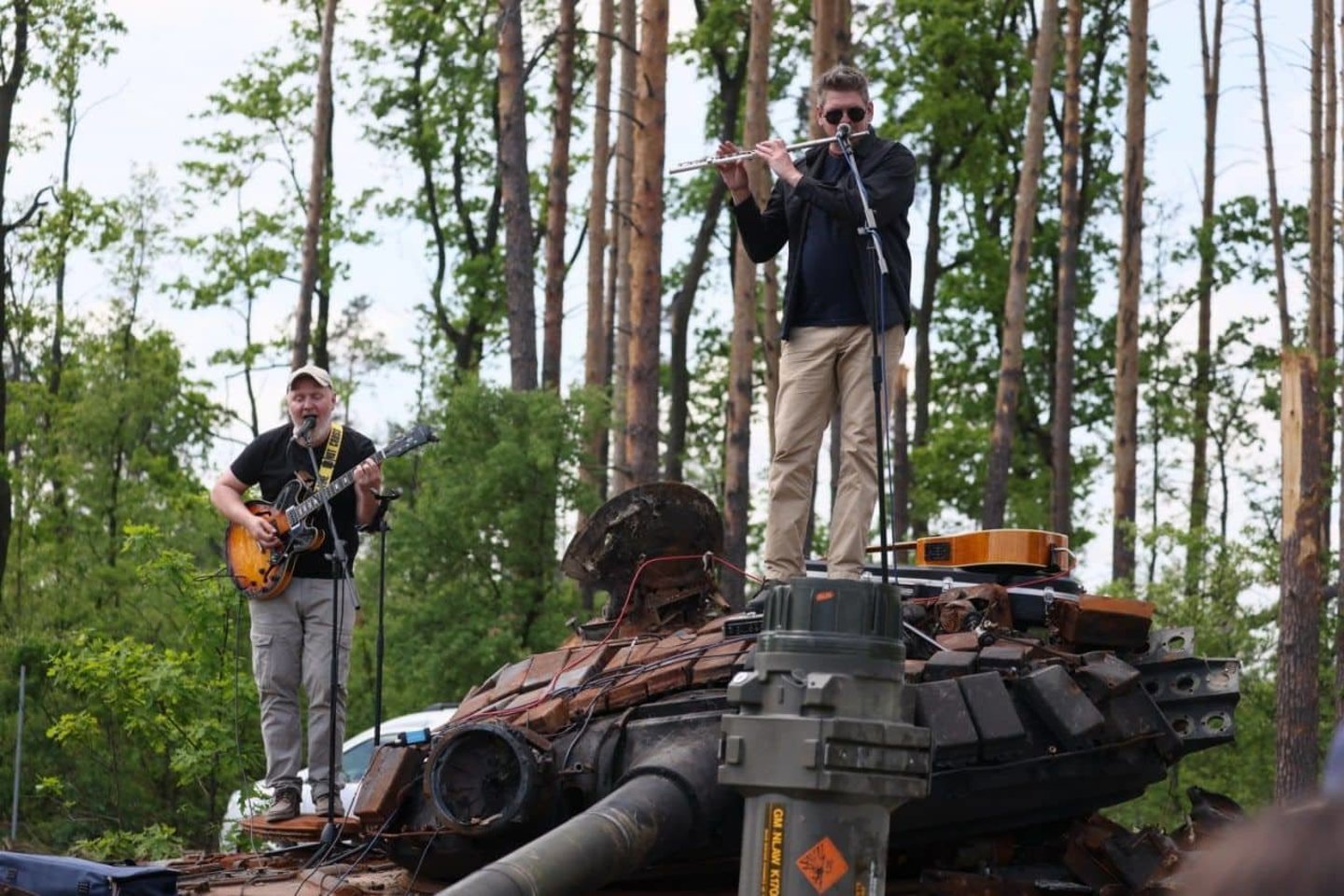  Šiuo metu Lietuvoje koncertuojant ukrainiečių grupė "Ocheretyany kit" visas surinktas lėšas skiria savo šalies kariuomenei, kovojančiai su nuožmiu priešu (nuotr. dešinėje - koncerto akimirka viename "karštų" taškų Ukrainoje).  <br> Nuotr. iš asmeninio archyvo.