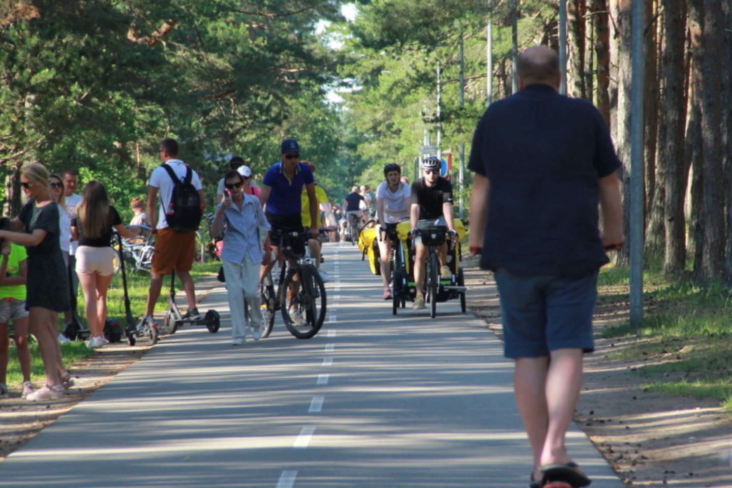 Vasarą žmonės dažniau krenta nuo dviračių, paspirtukų, važiuodami riedučiais.<br>A.Ziabkaus nuotr.