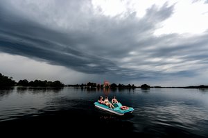 Orai Lietuvoje: 33 laipsnių karštį keis škvalas ir liūtys su perkūnija, bet jau matyti kaitros pabaiga