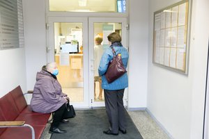 16 kėdžių užsėdęs Panevėžio medikas turėtų per parą dirbti 29 valandas – gal todėl pas jį patekti įmanoma tik privačiai?