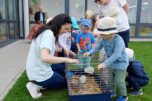 Pažintis su ūkio gyvuliais ne iš vadovėlių: apsilankę ūkiuose vaikai neslepia susižavėjimo