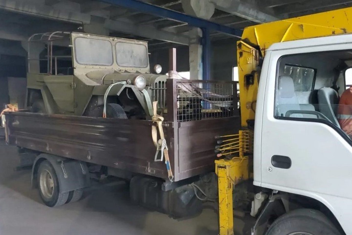 Ukrainos inžinieriai pertvarko civilines transporto priemones Ukrainos kariuomenės poreikiams.<br>„SteelTec“ nuotr.