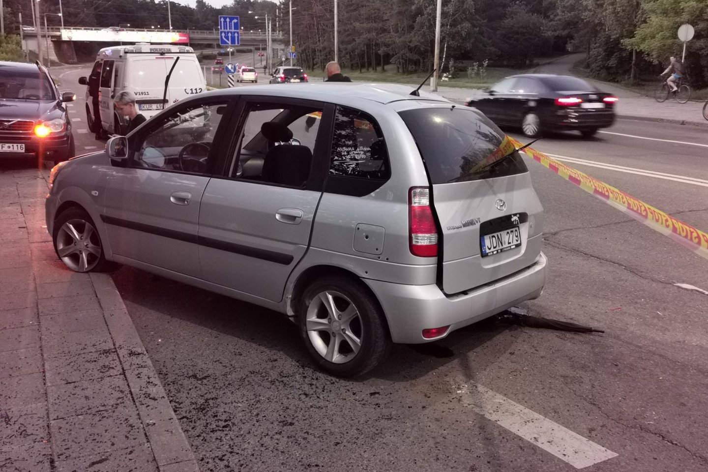 Vilniuje automobilis rėžėsi į stulpą: 2 žmonės skubiai perduoti medikams.<br> R. Danisevičiaus nuotr.